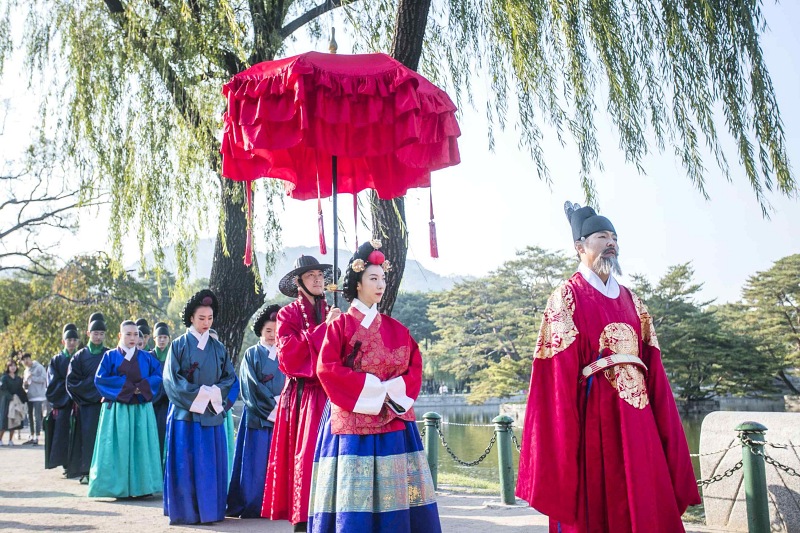 The Cultural Heritage Administration from May 17 will offer free admission at 76 national heritage sites across the country to mark its new name Korea Heritage Service. Shown is a reenactment of the Joseon Dynasty king's walk at Gyeongbokgung Palace in Seoul's Jongno-gu District.