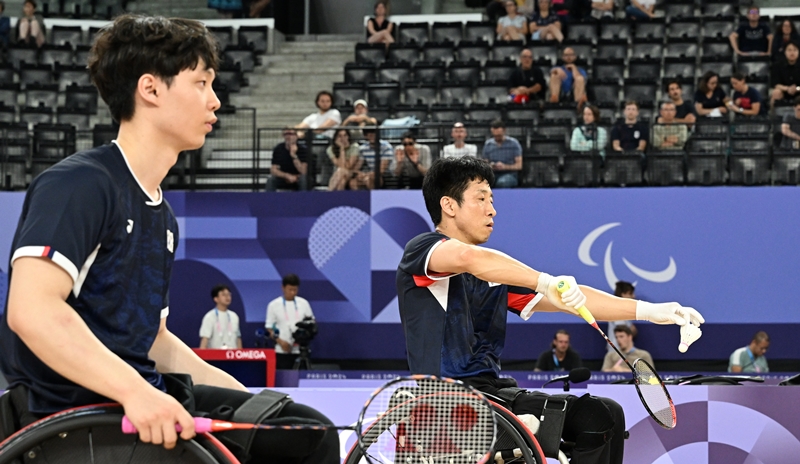 The team of Jeong Jaegun (right) and Yu Sooyoung at the Porte de la Chapelle Arena on Sept. 1 won the silver medal in the men’s para badminton doubles of the Paris Summer Paralympics.