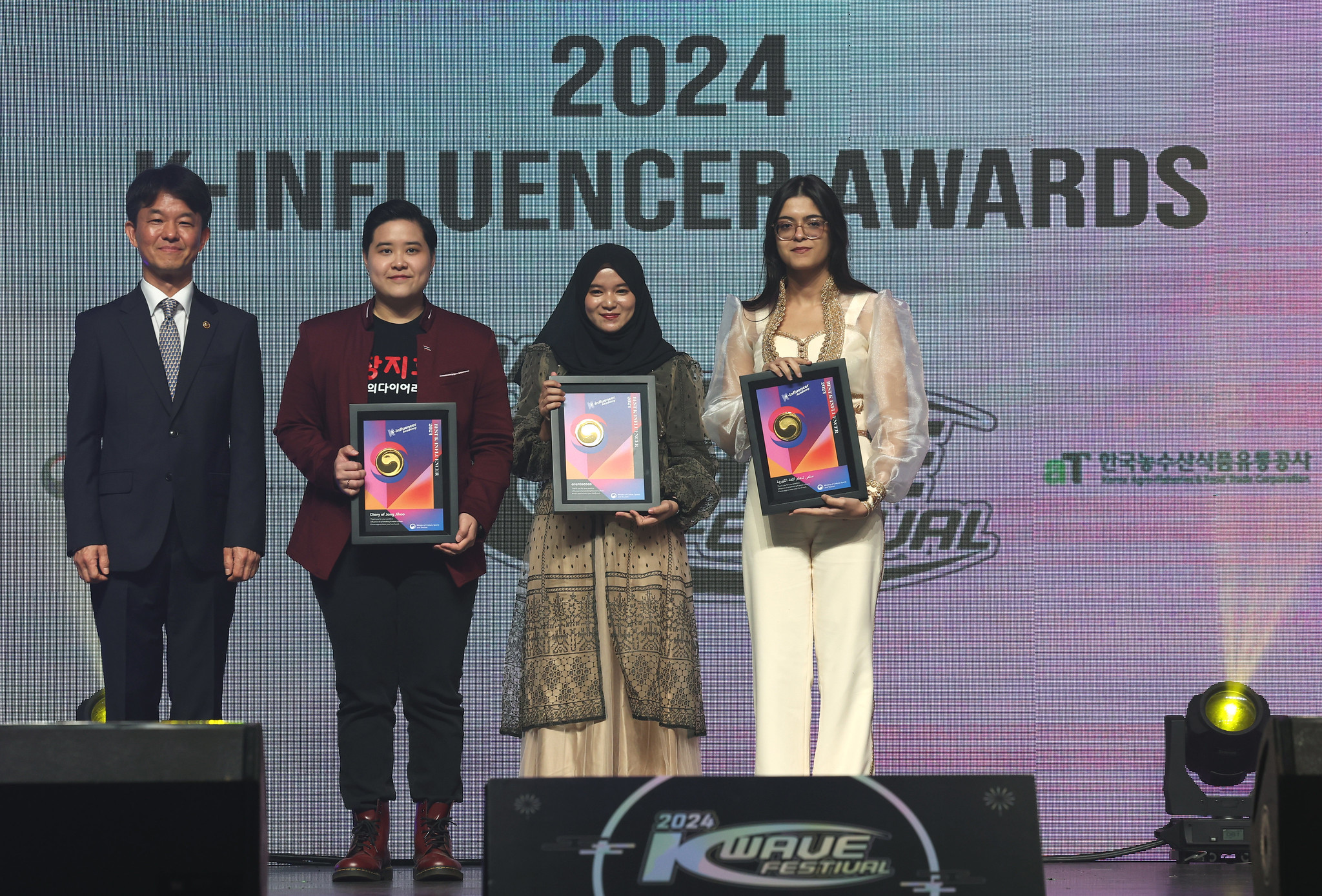 Vice Minister of Culture, Sports and Tourism Yong Hoseong (far left) on Nov. 2 takes a photo with award-winning K-influencers at this year's K-Wave Festival held at Yes 24 Live Hall in Seoul's Gwangjin-gu District.  