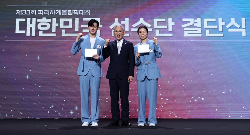 Minister of Culture, Sports and Tourism Yu In Chon (center) on July 9 takes a photo after giving letters of encouragement to national fencer Gu Bongil (left) and badminton star Kim So Yeong at the sendoff ceremony for the national team competing in the Paris Summer Olympics. (Heo Man-jin from Ministry of Culture, Sports and Tourism)  