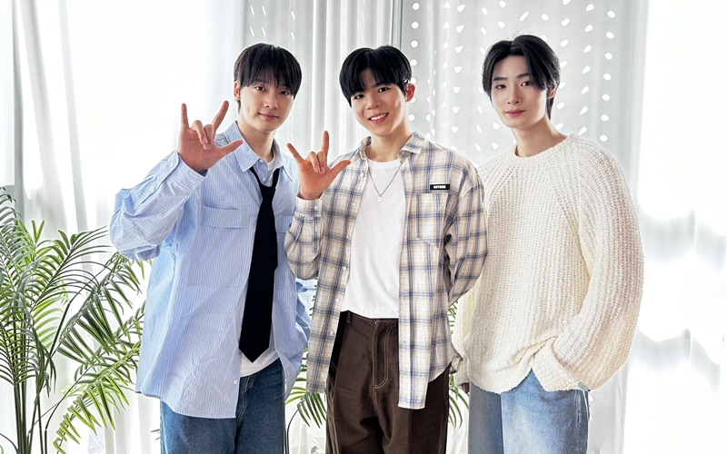 Big Ocean, the first deaf K-pop act, on April 16 poses for photos at the practice room of Parastar Entertainment in Seoul's Gangnam-gu District. From left are members Park Hyunjin, Lee Chanyeon and Kim Jiseok. (Margareth Theresia)