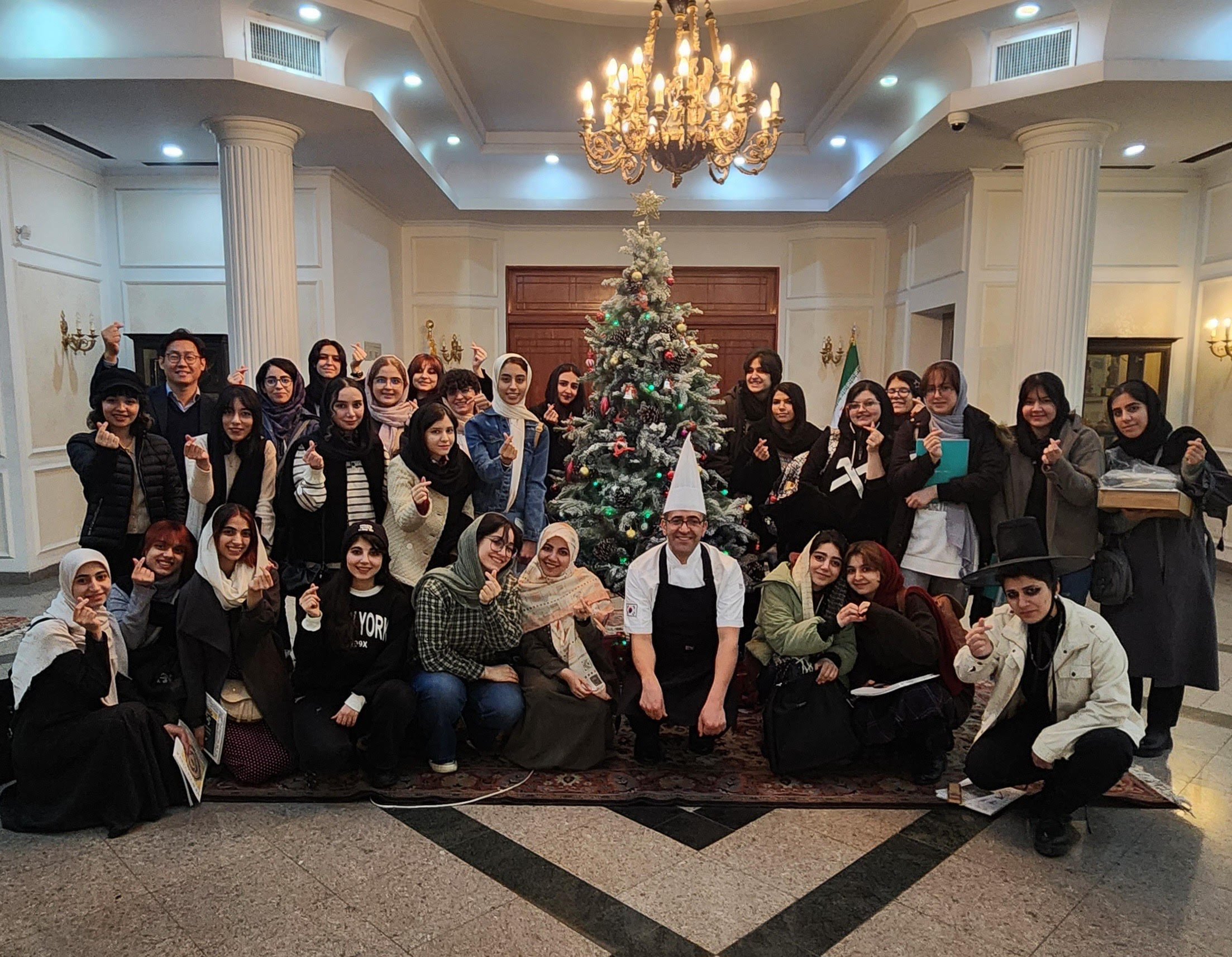 Korean language students of Tehran university and Korean chef in a frame (photo by cultural section of Korean embassy with permission)