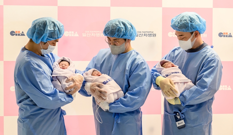 The number of registered births nationwide last year surpassed 240,000, its first increase in nine years. Shown are doctors on the morning of Jan. 1 holding babies at Cha University Ilsan Medical Center in Goyang, Gyeonggi-do Province. (Ilsan Medical Center) 