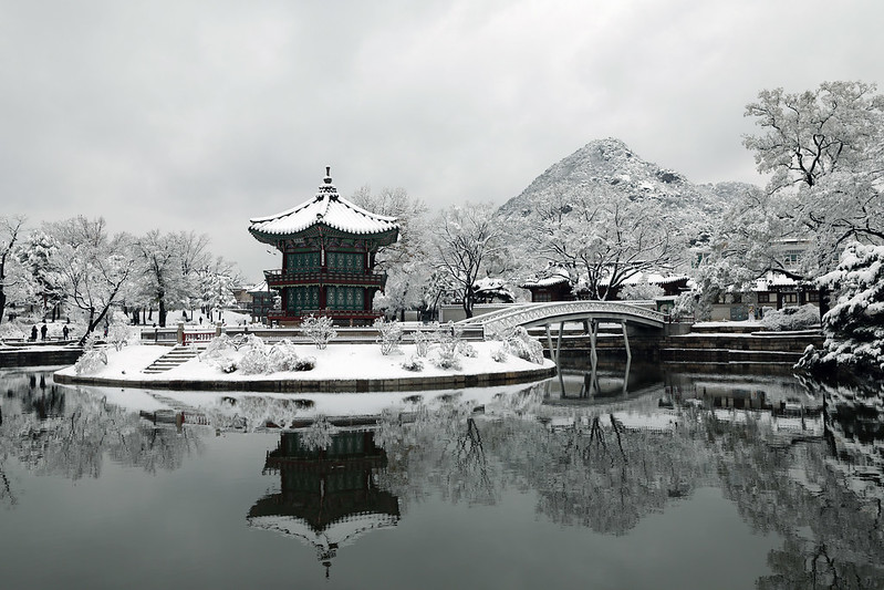 The Ministry of Culture, Sports and Tourism and the Korea Tourism Organization on Jan. 20 announced their annual list of the country's top 100 tourist attractions. Shown is a snow-covered Gyeongbokgung Palace in Seoul's Jongno-gu District. (Korea.net DB)  