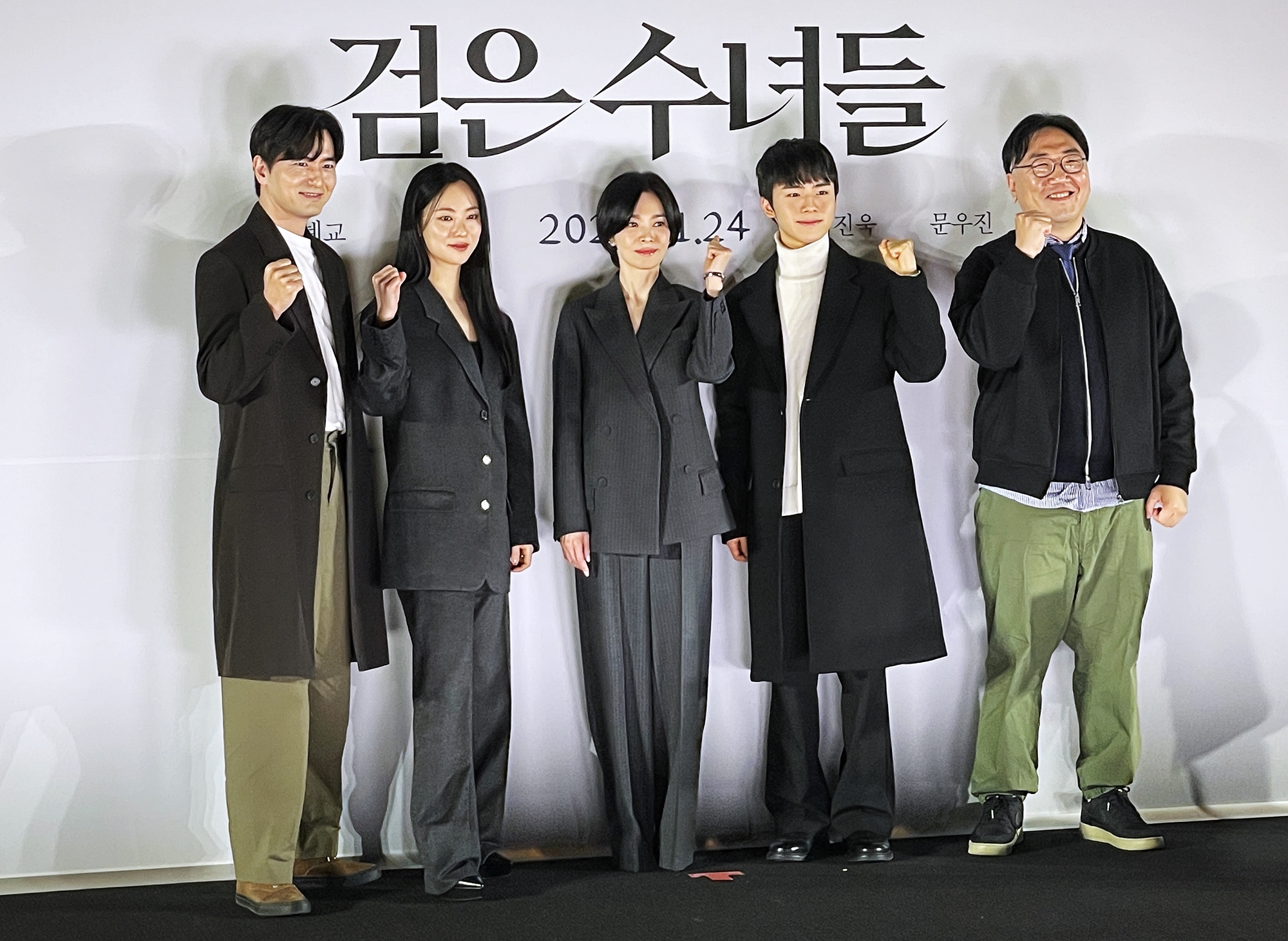 (From left) Actors Lee Jin-wook, Jeon Yeo-bin, Song Hye-kyo and Moon Woo-jin, and director Kwon Hyeok-jae pose for a photo on Jan. 20 at a media screening and news conference for the film 