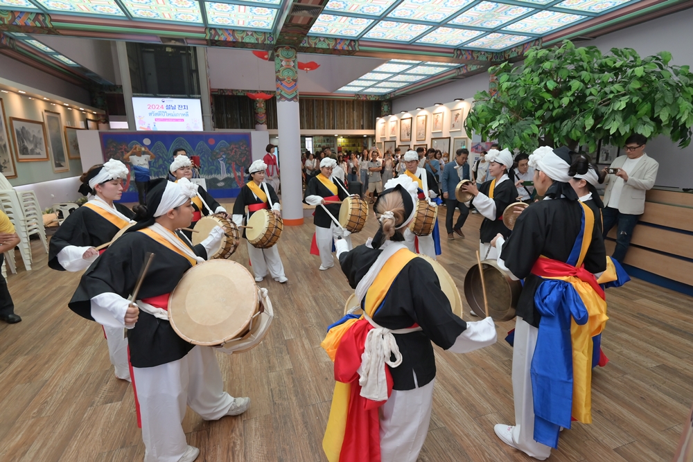 The photo shows the performance of gilnori (traditional performance parade) staged at the Korean Cultural Center in Bangkok, Thailand, on Feb. 10 last year during the Lunar New Year Festival hosted by the center. 