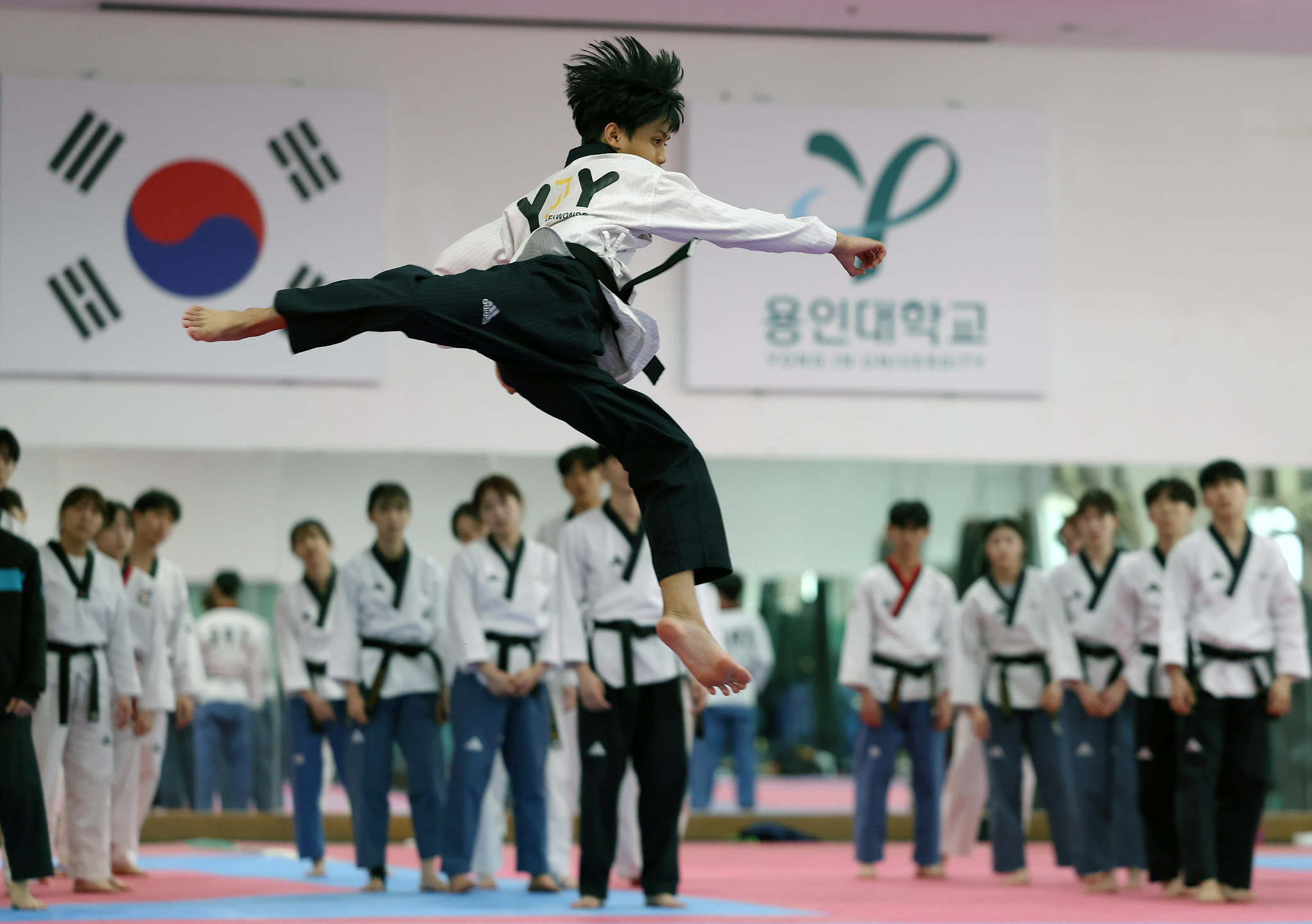 Byeon Jae-young, 16, on Feb. 25 jumps in the air while doing a demonstration at the taekwondo practice room of Yong In University in Yongin, Gyeonggi-do Province. (Lee Jun Young)