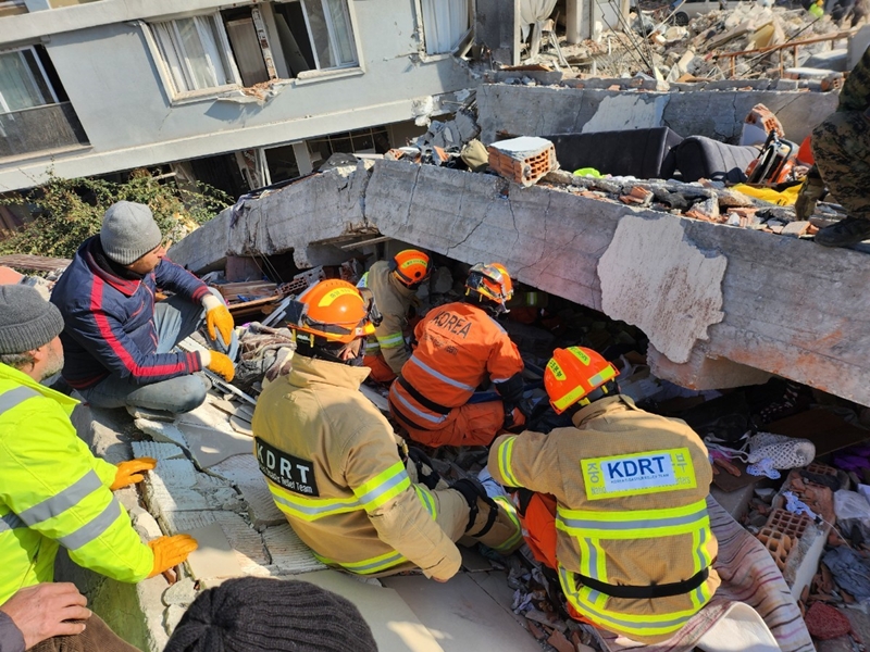 The National Fire Agency (NFA) on March 5 announced its plans for international rescues for this year. Shown is the agency's international rescue team in February 2023 conducting operations at the site of an earthquake in Turkiye (Turkey). (NFA)  