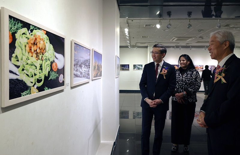 Uzbekistani Ambassador to Korea Alisher Abdusalomov (left) on March 5 views works at a cultural exchange exhibition marking the 33rd anniversary of Korea-Uzbekistan relations at Insadong Korea Gallery in Seoul's Jongno-gu District. 