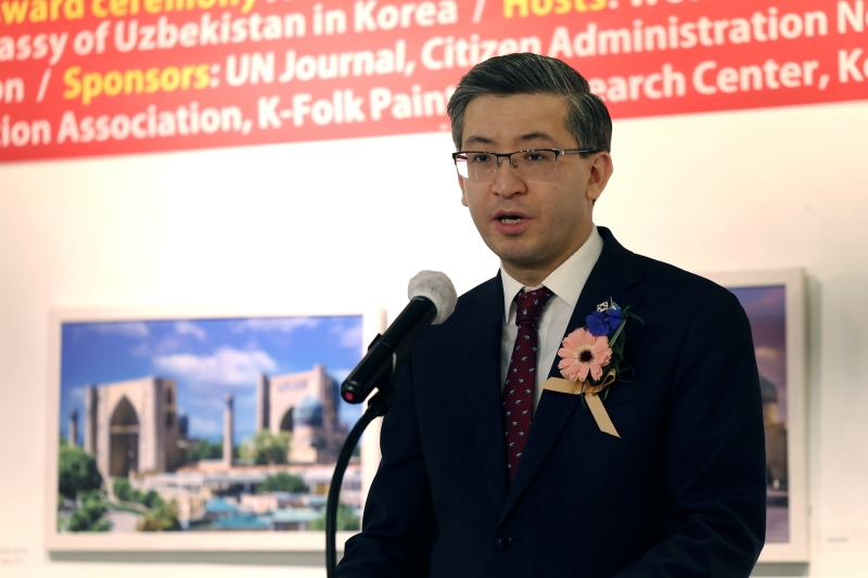 Uzbekistani Ambassador to Korea Alisher Abdusalomov on March 5 delivers a welcoming speech at the opening ceremony of a cultural exchange exhibition marking the 33rd anniversary of Korea-Uzbekistan ties at Insadong Korea Gallery in Seoul's Jongno-gu District.