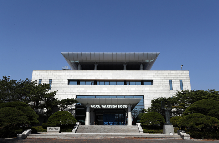 This is Peace House in the inter-Korean border village of Panmunjeom, a facility that hosted the summit between both Koreas in April 2018. (Korea.net DB)  