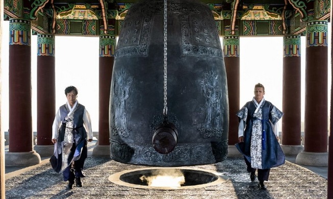 'She's Gone' vocalist sings for peace clad in Hanbok