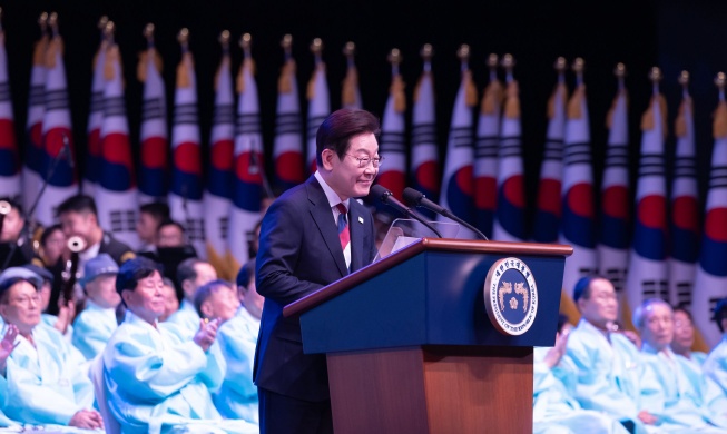 President Lee rules out absorbing N. Korea, stresses Japan ties