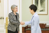 President Park meets education forum participants