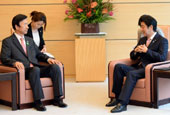 Foreign minister holds meeting with Japanese PM