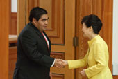 President Park meets with MIKTA speakers