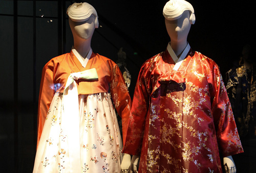 Presidential Hanbok draws attention in Paris