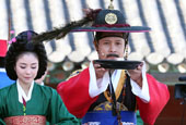 Joseon king celebrates mother's birthday