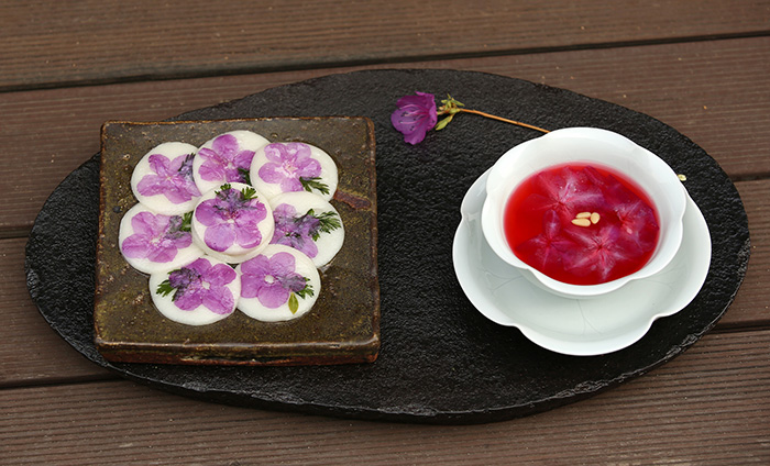 Korean recipes: rice cake & punch with azaleas