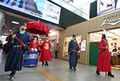 King takes stroll through Seoul Station