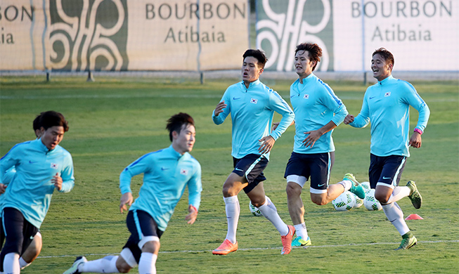 Olympic footballers kick off training in Brazil 