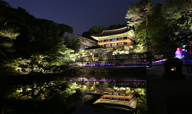 Enjoy summer moonlight at Changdeokgung