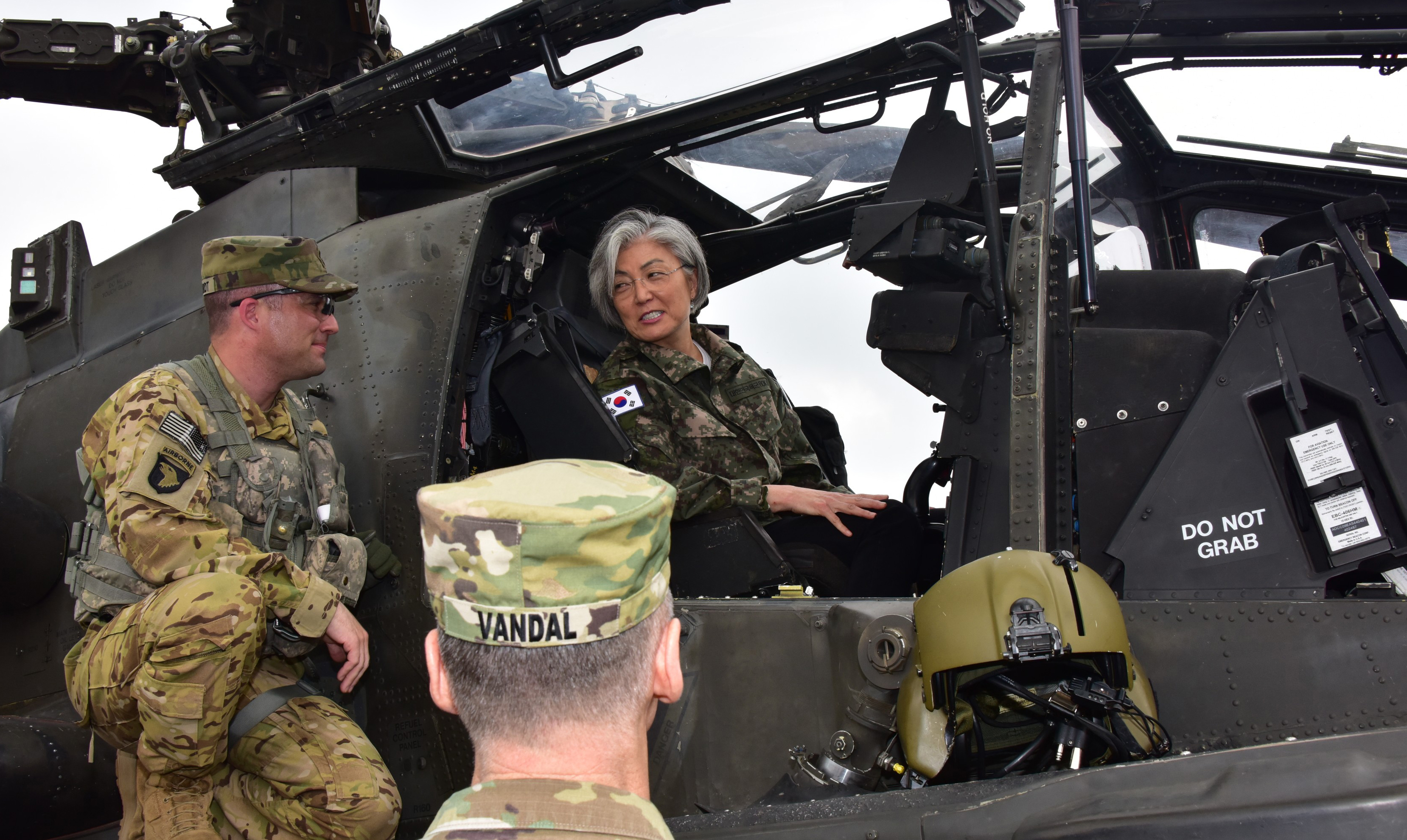 Foreign minister visits U.S. troops in Korea