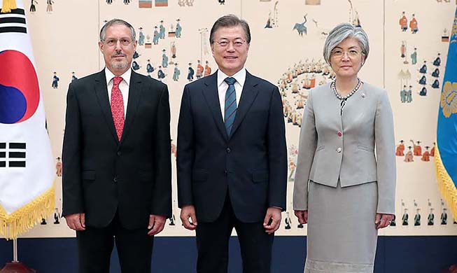 President Moon welcomes five new foreign envoys 