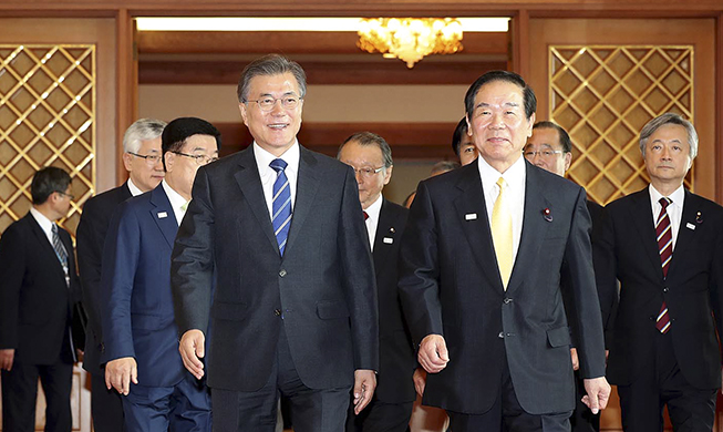 President Moon meets with Korean, Japanese lawmakers