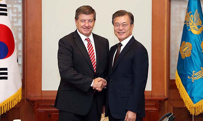 President Moon meets ILO director-general, Russian federal security director