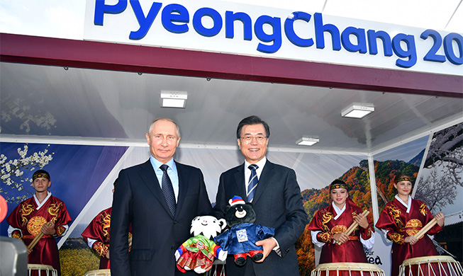 Moon, Putin visit PyeongChang Winter Olympics booth