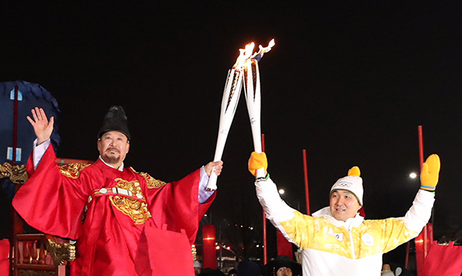 Gwanghwamun Square torch relay shows 600 years of history