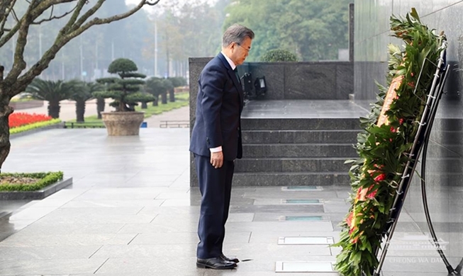 President Moon regrets unfortunate history between Korea, Vietnam