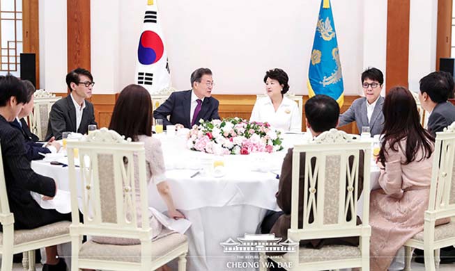 President Moon meets South Korean art troupe for Pyeongyang