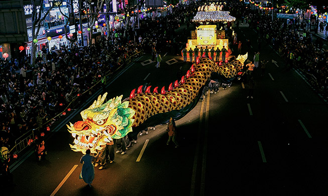 The colorful lotus lantern parade: Where to pick a spot?