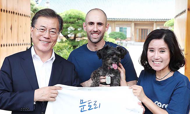 President Moon Jae-in's dog says 'I'm not food'