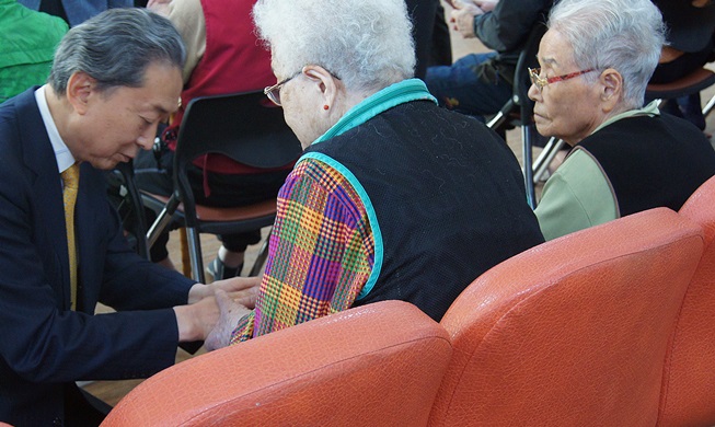 Former Japanese prime minister kneels in front of survivors of atomic bombing