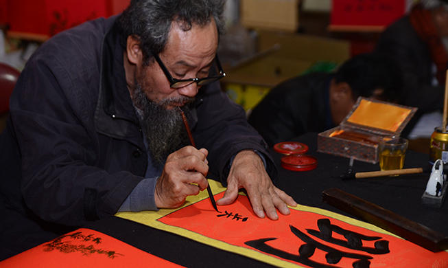 Traditional Vietnamese calligraphy promotes hope during Lunar New Year