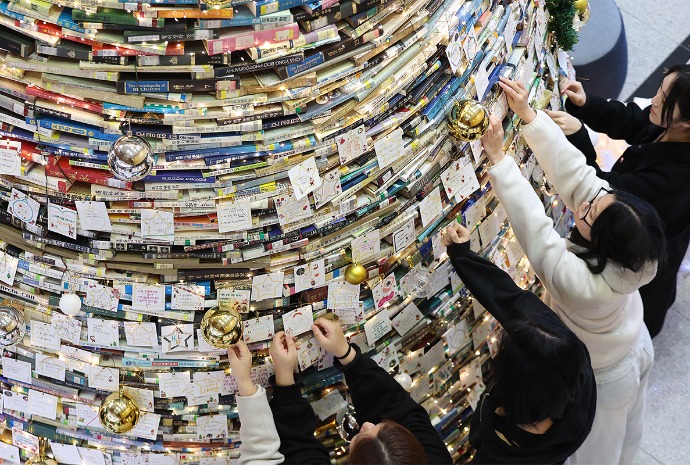 Christmas tree made of 4,000 books