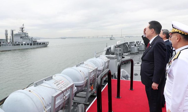 President Yoon marks 1950 Incheon landing on naval vessel