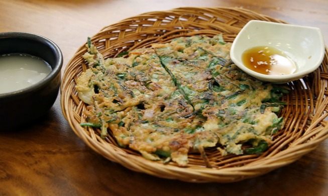 NY Times food writer shines spotlight on Korean pancake