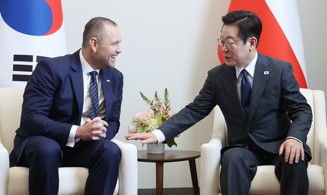 President Lee speaks to 4 heads of state on AI, defense, economy