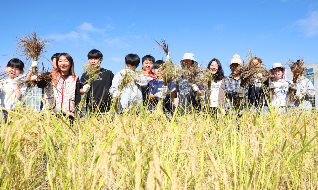 Harvesting event teaches children about farming's crucial role