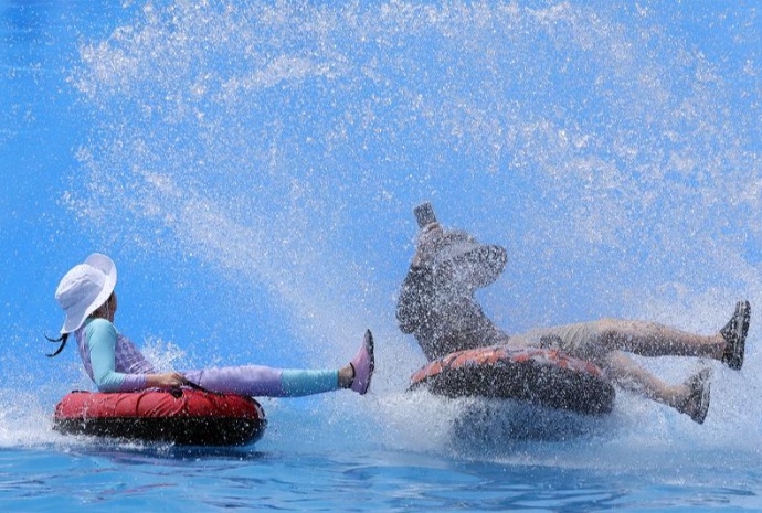 Water tube slide to escape scorching heat in Busan