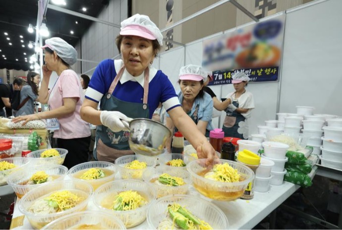 Defectors making North Korean-style cold noodles