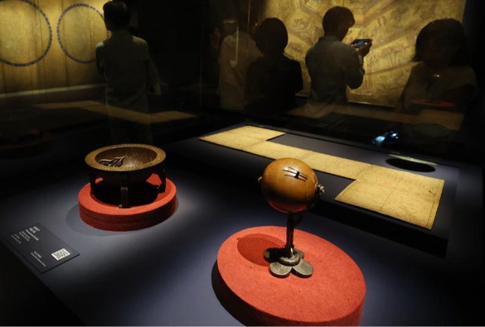 Globe-shaped portable sundial