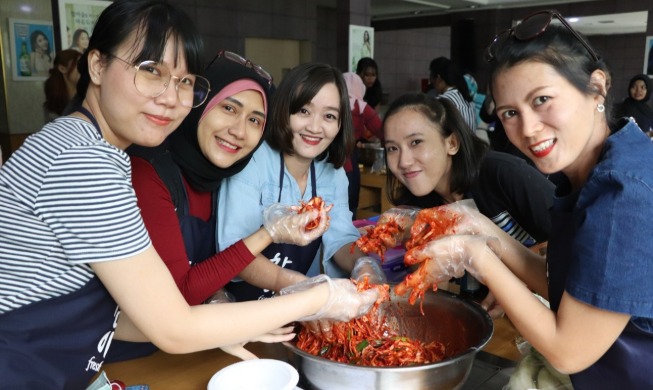 KCC in Indonesia hosts event for tasting and making kimchi