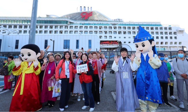 Visa-free entry for Chinese group tourists begins