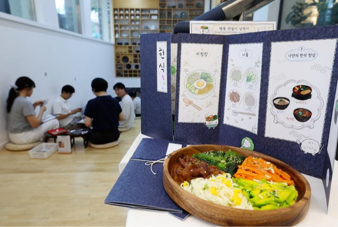 Coloring images of Korean cuisine on folding screens