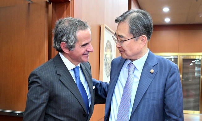 FM in Seoul talks nuclear subs, NK, Middle East with IAEA chief